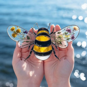 Acrylic Bumble Bee Suncatcher: Nature-Inspired Window Decor with Dried Flowers