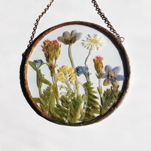 Pressed Flower Glass Suncatcher: Dry Flower Round Frame Wall Hanging