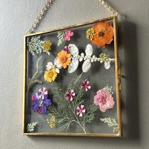Elegant Pressed Flower Wall Decor - Handcrafted 6Wx6H Sun Catcher